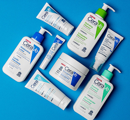 Es liegen viele CeraVe Produkte ansprechend aufbereitet auf dem Tisch